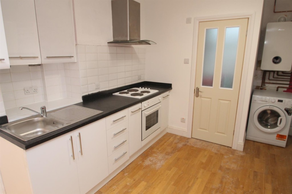 Lot: 163 - MID-TERRACE HOUSE FOR IMPROVEMENT - Upper ground floor studio flat